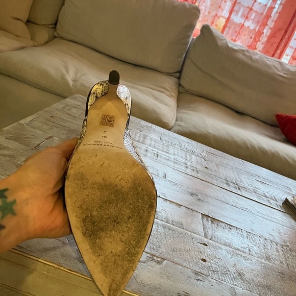 Beautiful hardly worn black heel with snake-like detail on side. - Picture 4 of 5